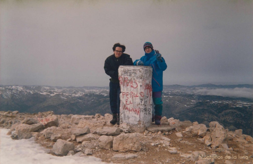 Vicente y Samuel en la cima de La Sagra, 2.383 mts., detrás la Sierra de Segura